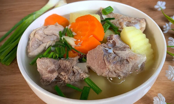 Canh xương hầm khoai tây cà rốt